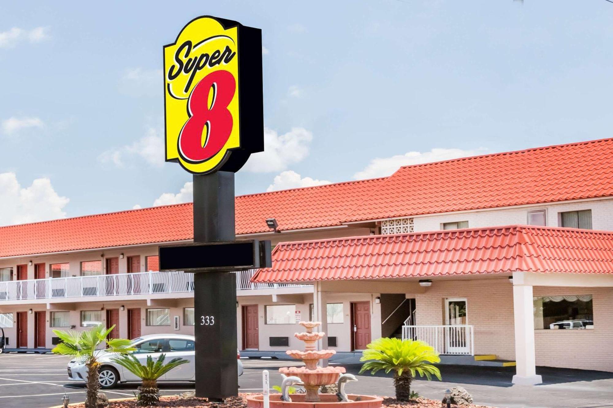 Staying Near Wild Willy's: 5 Budget Hotels Compared
