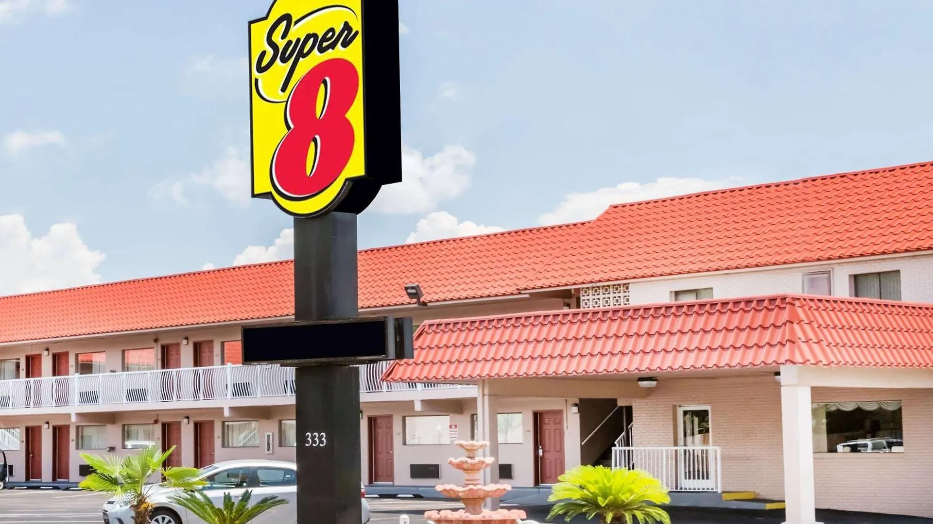 Staying Near Wild Willy's: 5 Budget Hotels Compared